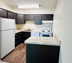 South Lake Apartments in Virginia Beach, VA - Foto de edificio - Building Photo
