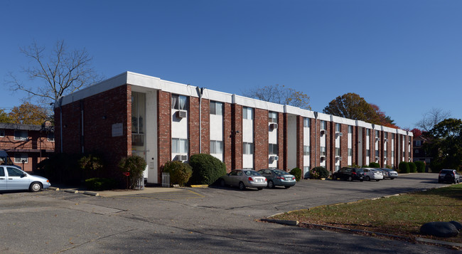 Brookfield Manor Apartments in Riverside, RI - Building Photo - Building Photo