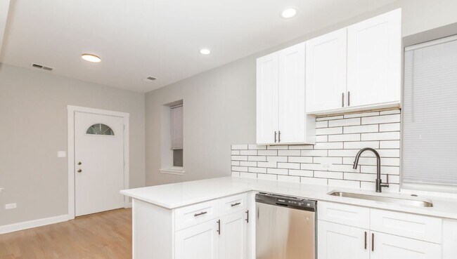 1649 N Paulina St, Unit 1R photo'