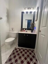 5621 NW 112th Ct in Doral, FL - Foto de edificio - Building Photo