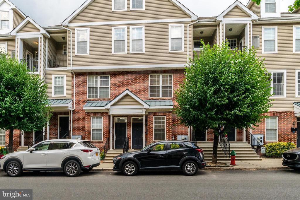 3147 W Thompson St in Philadelphia, PA - Building Photo