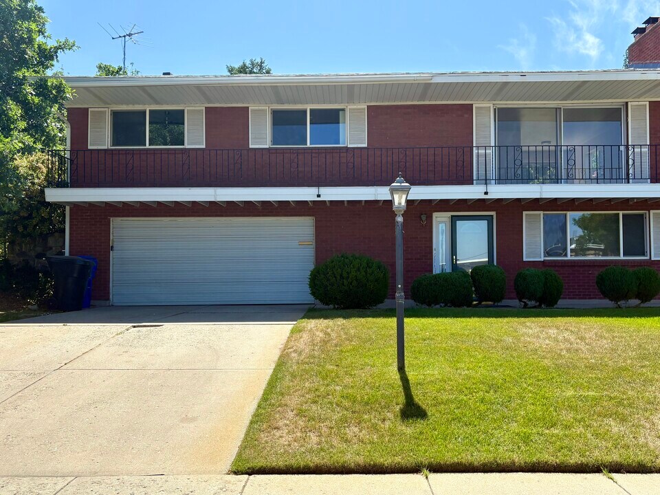 1833 S Jeri Dr in Bountiful, UT - Building Photo