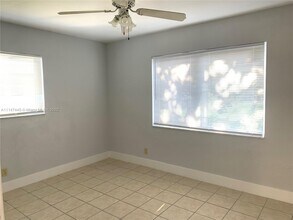 240 NW 5th Ave-Unit -A in Dania Beach, FL - Building Photo - Building Photo