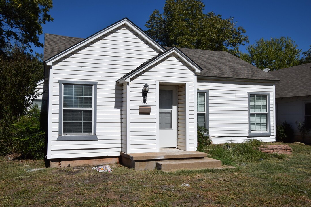 919 3rd St in Graham, TX - Building Photo