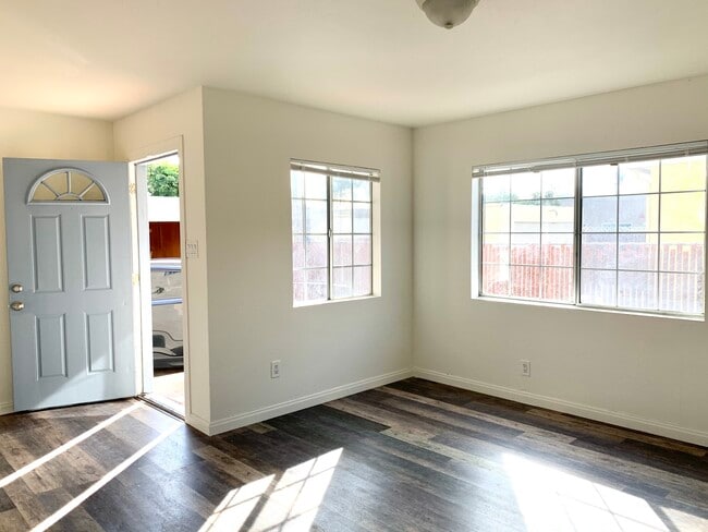 2134 S Cloverdale Ave in Los Angeles, CA - Foto de edificio - Building Photo