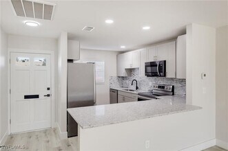 6929 Dog Leg Way in Ft. Myers, FL - Building Photo - Building Photo