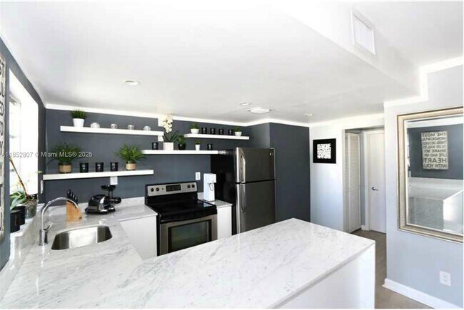 1050 7th St in Miami Beach, FL - Building Photo - Building Photo