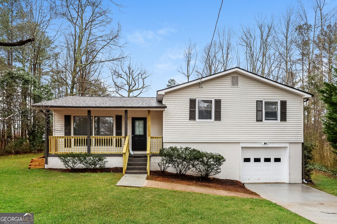 100 Walnut Way in Dallas, GA - Building Photo