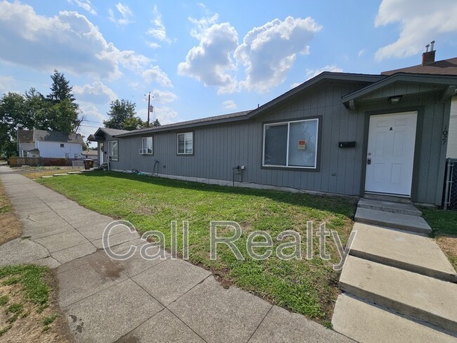 1027 N Elm St-Unit -Unit B in Spokane, WA - Building Photo - Building Photo