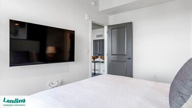 221 Main St N, Unit 1408 in St. Petersburg, FL - Foto de edificio - Building Photo