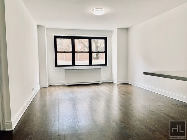 E 16 ST, Unit 8D in New York, NY - Foto de edificio - Building Photo