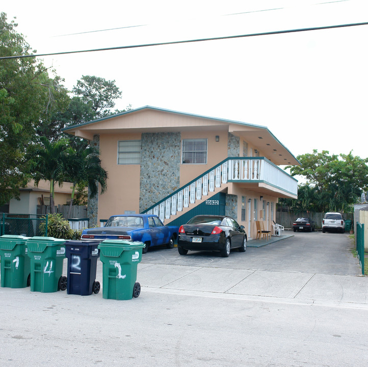 10832 SW 7th St in Miami, FL - Foto de edificio