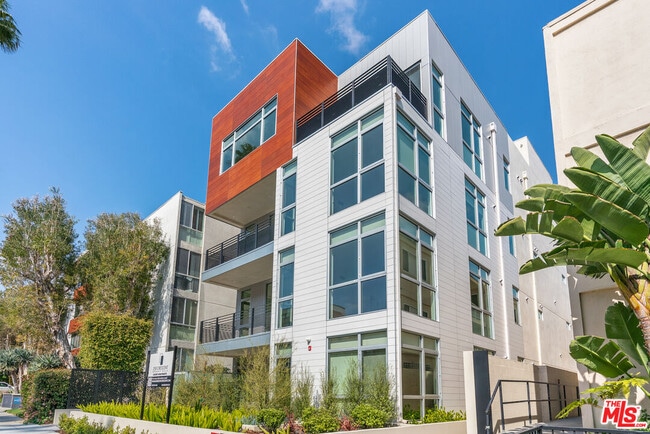 250 N Crescent Dr in Beverly Hills, CA - Building Photo - Building Photo