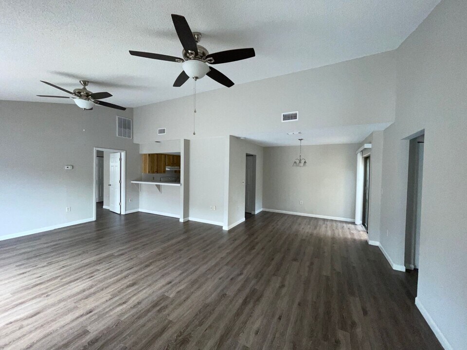 1880 N Crystal Lake Dr in Lakeland, FL - Building Photo