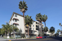 Perinos Luxury Apartments in Los Angeles, CA - Foto de edificio - Building Photo