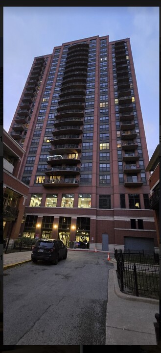 330 N Jefferson St, Unit 1407 in Chicago, IL - Building Photo