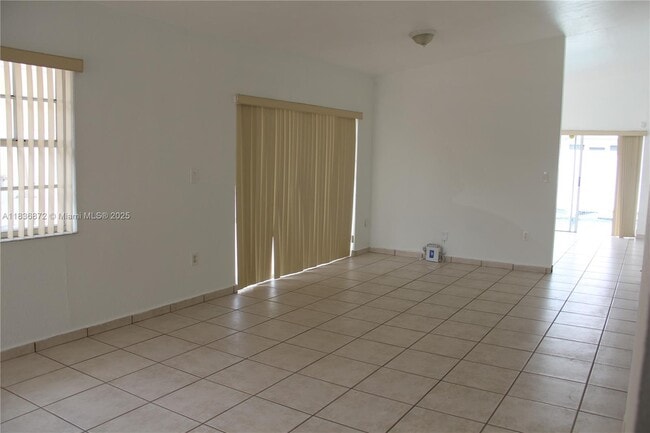 5402 SW 144th Ct in Miami, FL - Foto de edificio - Building Photo
