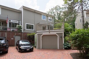 8 Benjamin Pl, Unit 2 in Chestnut Hill, MA - Building Photo