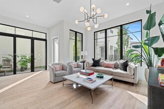 4482 NW 80th Ave in Doral, FL - Building Photo - Building Photo