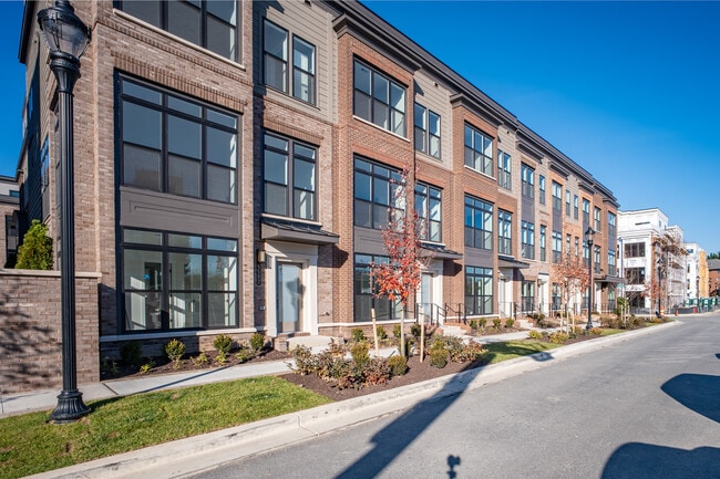 5504 Topaz Ln in Bethesda, MD - Foto de edificio - Building Photo