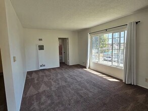 1639 W 84th Pl, Unit 4 in Los Angeles, CA - Building Photo - Building Photo
