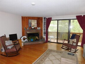 32 Upper Pattagansett Rd in East Lyme, CT - Building Photo - Building Photo