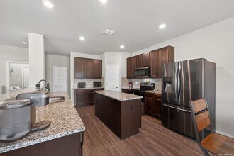 5910 Frisbee Path in Converse, TX - Building Photo - Building Photo