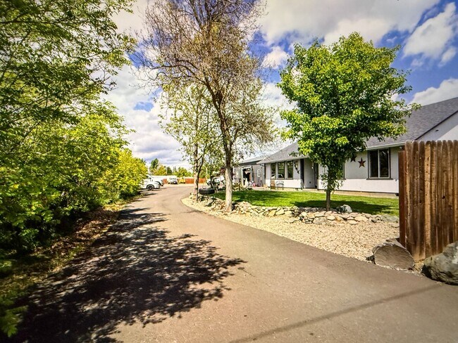 3699 Ave G in White City, OR - Building Photo - Building Photo