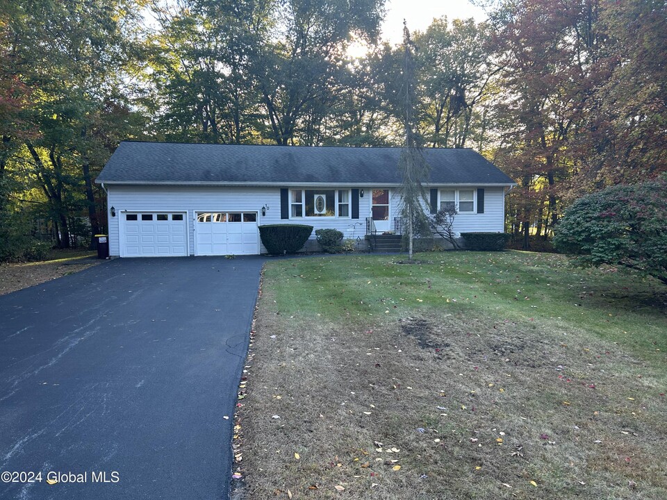 10 Northwood Dr in Ballston Spa, NY - Building Photo