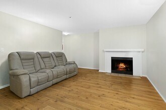 19230 Forest Park Dr NE in Lake Forest Park, WA - Building Photo - Building Photo