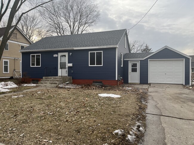 828 4th St in Nevada, IA - Foto de edificio - Building Photo