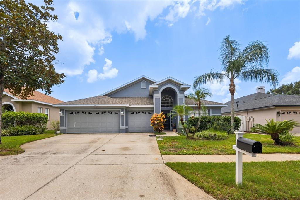 1266 Paradise Lake Dr in Tarpon Springs, FL - Building Photo