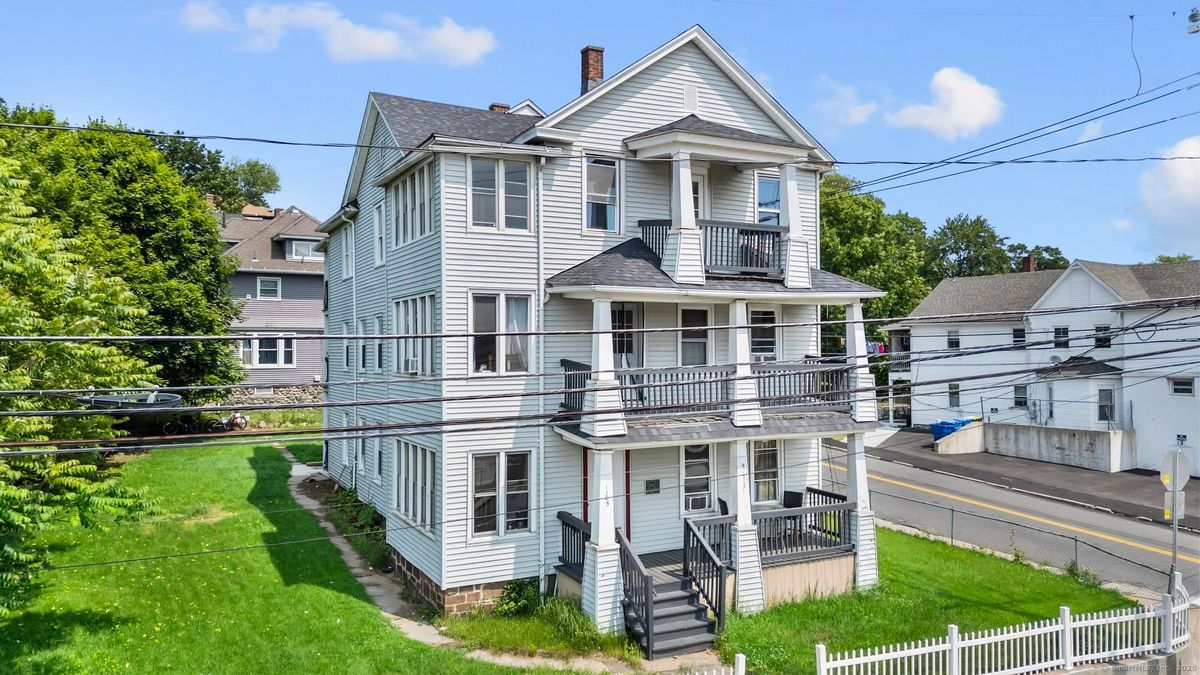 1105 N Main St in Waterbury, CT - Building Photo