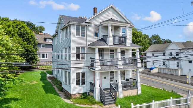 1105 N Main St
