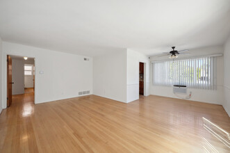 1033 S Holt Ave in Los Angeles, CA - Building Photo - Interior Photo