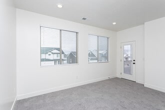 Slatewood Townhomes in Tooele, UT - Foto de edificio - Interior Photo