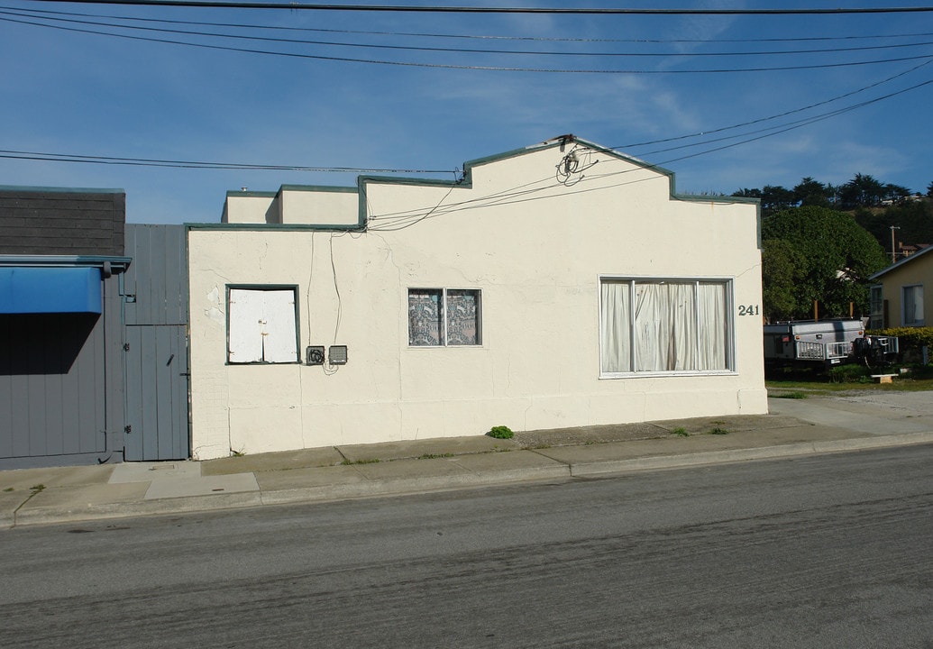 240 Cedar Ln in Pacifica, CA - Foto de edificio