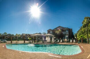 Inwood Place in Palestine, TX - Building Photo