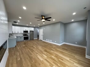 4942 W Belden St, Unit #2 in Chicago, IL - Foto de edificio - Building Photo