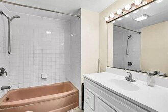 196 Grafton St, Unit B in Shrewsbury, MA - Foto de edificio - Building Photo
