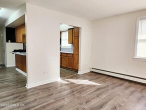 77 Valley Rd in Greenwich, CT - Foto de edificio - Building Photo