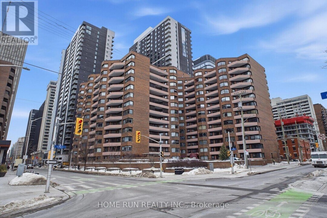 151 Bay St in Ottawa, ON - Building Photo