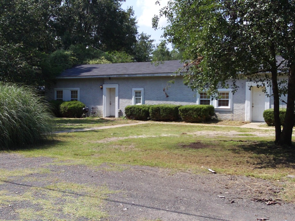 6115 E National Cemetery Rd in Florence, SC - Foto de edificio