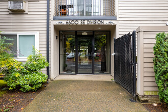 Upper Division Apartments in Portland, OR - Building Photo - Building Photo