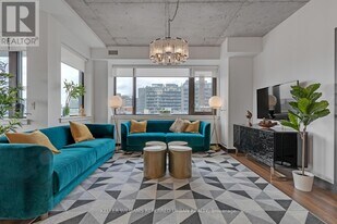 400 Wellington St W in Toronto, ON - Building Photo