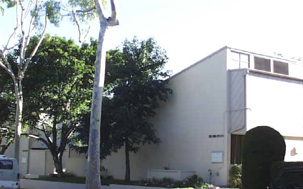 267 S Church Ln in Los Angeles, CA - Building Photo