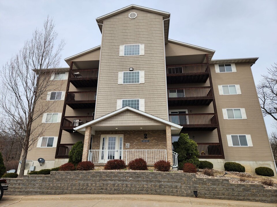 4104 Creek Hill Dr in Bettendorf, IA - Building Photo