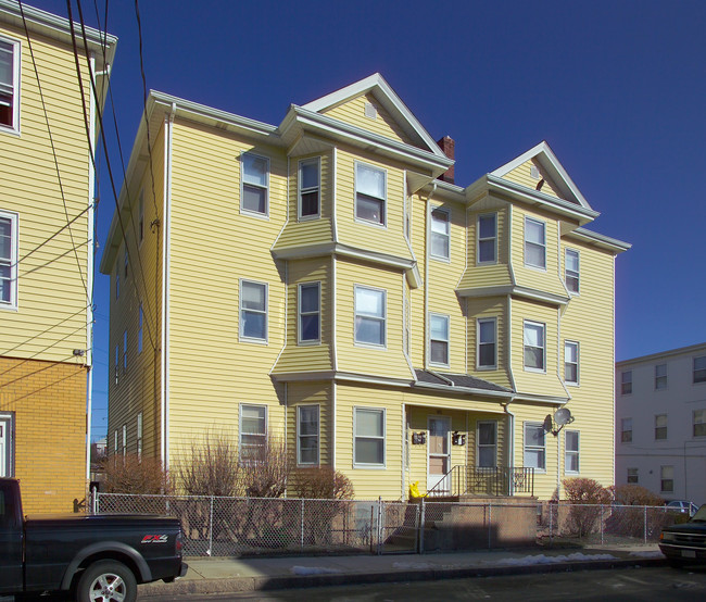 980 Pine St in Fall River, MA - Building Photo - Building Photo