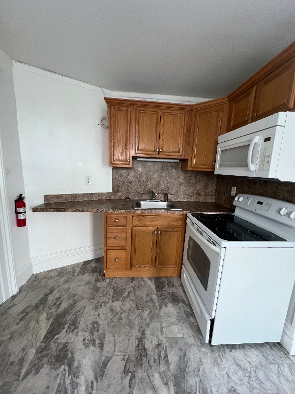 242 Saratoga Ave, Unit Apt 9 in Cohoes, NY - Foto de edificio - Building Photo