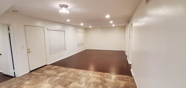 2344 Fletcher Dr in Los Angeles, CA - Foto de edificio - Building Photo
